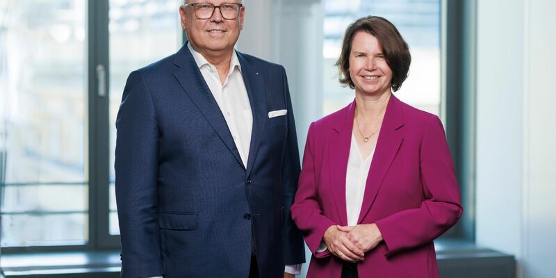 Vorstandssprecher der Raiffeisen-Volksbank Aschaffenburg Claus Jäger posiert zusammen mit der Vorstandsvorsitzenden der Frankfurter Volksbank Rhein/Main Eva Wunsch-Weber. Die beiden Banken planen für 2024 einen Zusammenschluss. Damit würden sie die größte Volksbank Deutschlands werden. - Foto: Frankfurter Volksbank Rhein/Main/Frankfurter Volksbank Rhein/Main eG/obs