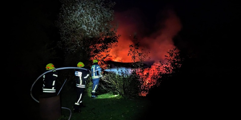 FW Wipperfürth: Einsatz | Unklarer Feuerschein am Gebäude [B1G] - Foto: presseportal.de