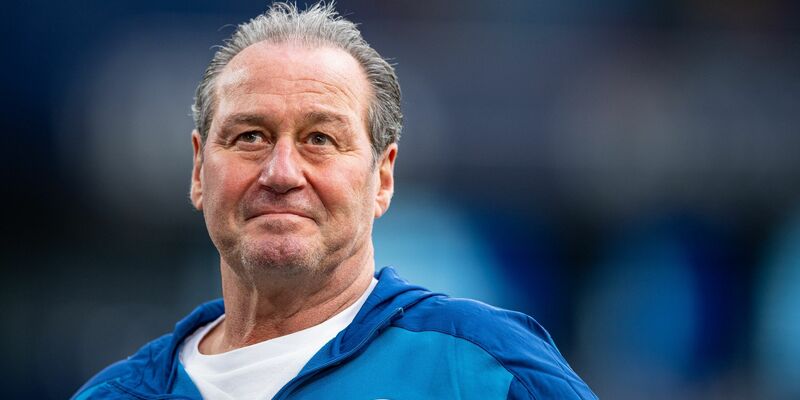 Der ehemalige Schalke-Trainer Huub Stevens ordnet die aktuelle Krise des Clubs ein. - Foto: Guido Kirchner/dpa