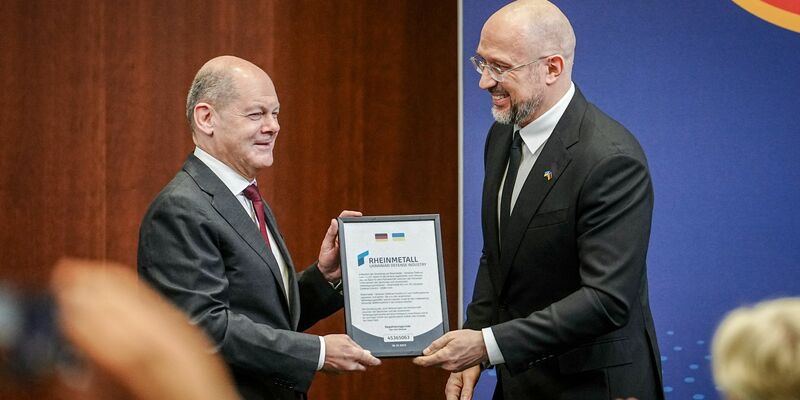 Der ukrainische Premierminister Denys Schmyhal überreicht Bundeskanzler Olaf Scholz beim 6. Deutsch-Ukrainischen Businessforum der DIHK ein Zertifikat für die Rheinmetall Joint-Venture Registrierung für die Ukraine. - Foto: Kay Nietfeld/dpa