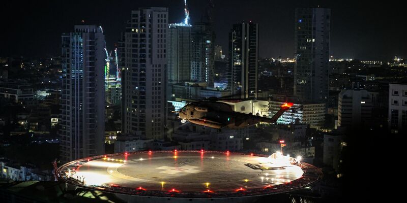 Ein israelischer Militärhubschrauber mit zwei frei gelassenen Geiseln landet auf dem Dach des Ichilov-Krankenhauses in Tel Aviv. - Foto: Ilia Yefimovich/dpa