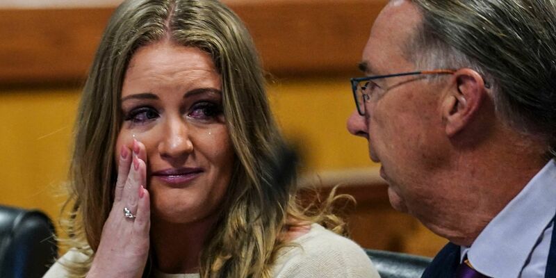 Jenna Ellis spricht mit ihrem Anwalt Franklin Houge, nachdem sich Ellis im Gerichtssaal des Fulton Superior Court von Richter McAfee eines Verbrechens schuldig bekannt hat. - Foto: John Bazemore/AP Pool/AP/dpa