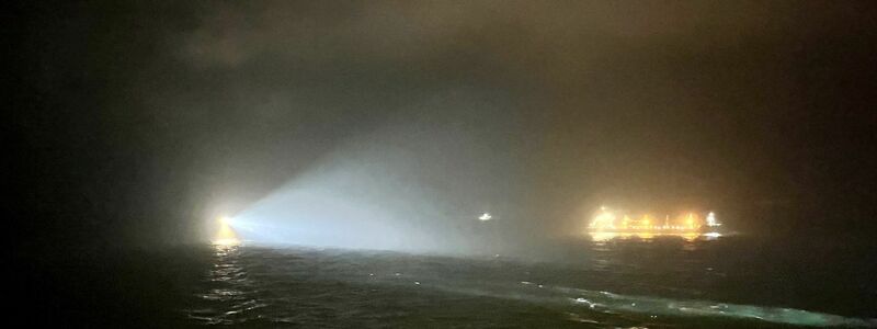 Suchscheinwerfer in der Nähe der Stelle, an der das britische Frachtschiff «Verity» gesunken sein soll. - Foto: Handout/PA Media/dpa