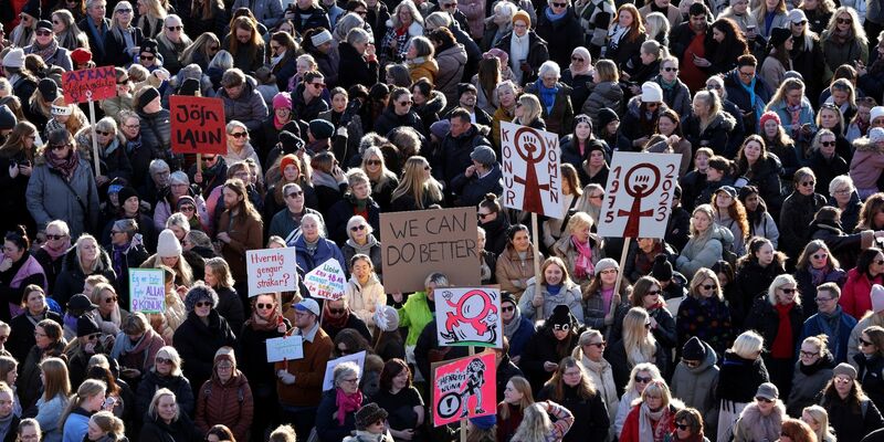 Menschen aus ganz Island versammeln sich während des Frauenstreiks. Unzählige Frauen haben auf Island einen Tag lang ihre Arbeit niedergelegt, um damit mehr Gleichberechtigung einzufordern. - Foto: Arni Torfason/AP/dpa