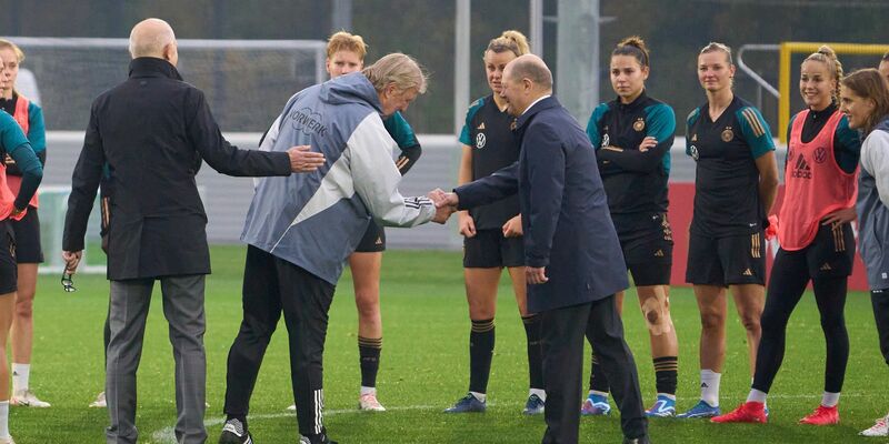 Bundeskanzler Olaf Scholz besuchte die DFB-Frauen beim Training in Frankfurt am Main. - Foto: Thomas Frey/dpa