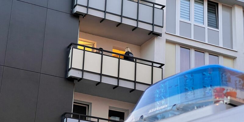 Die Polizei arbeitet in einem Haus in Duisburg. Spezialkräfte der Polizei haben einen Mann festgenommen. Nach Berichten von «Spiegel» und «Bild» soll es sich um einen Terrorverdächtigen handeln. - Foto: M. Weber/WTVnews UG Essen/dpa