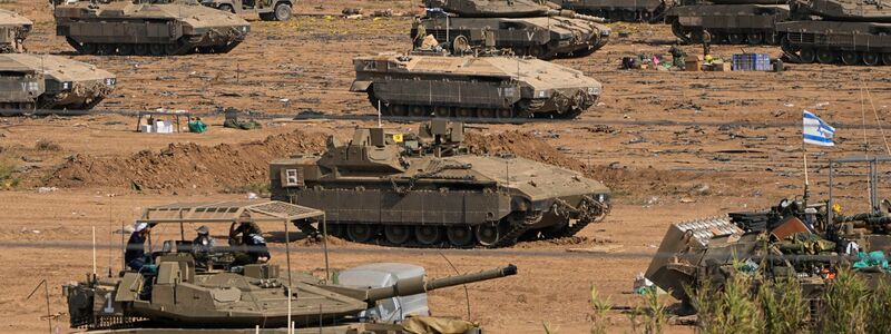 Israelische Soldaten fahren auf einem  Panzer in der Nähe der Grenze zwischen Israel und dem Gazastreifen. - Foto: Ohad Zwigenberg/AP/dpa