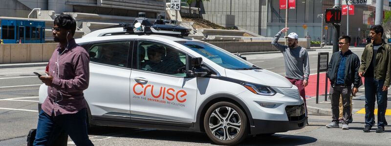 Ein selbstfahrendes Auto der Roboterwagenfirma Cruise sorgt für Unmut bei Fußgängern, nachdem es auf einer Kreuzung steckenblieb und sie bei Rot verlässt. - Foto: Andrej Sokolow/dpa