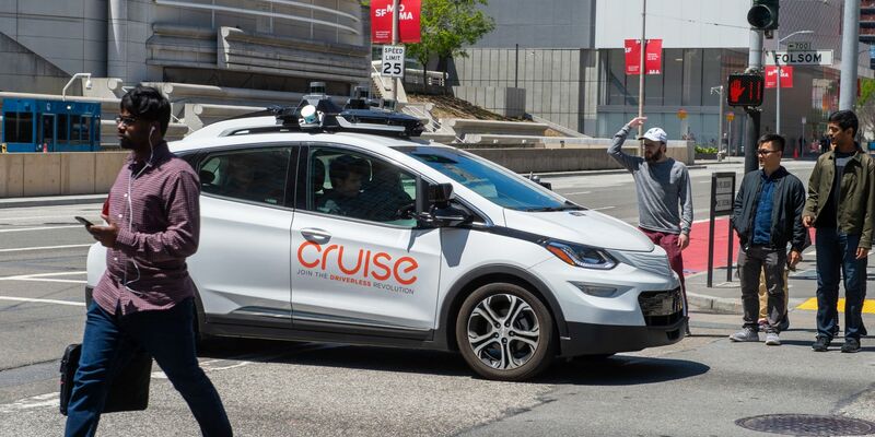 Ein selbstfahrendes Auto der Roboterwagenfirma Cruise des US-Konzerns General Motors sorgt für Unmut bei Fußgängern, nachdem es auf einer Kreuzung steckenblieb und sie bei Rot verlässt. - Foto: Andrej Sokolow/dpa