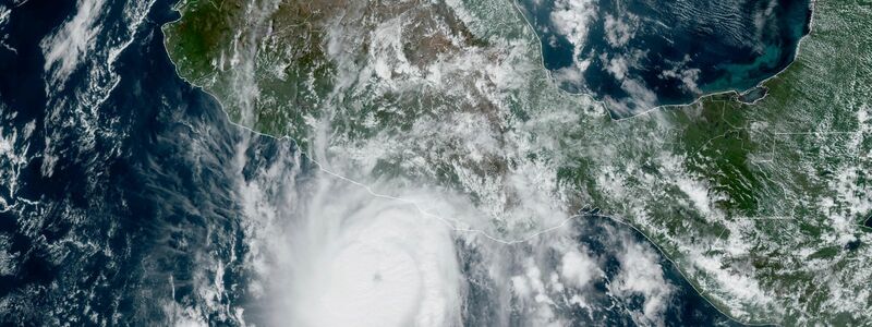Dieses von der NOAA zur Verfügung gestellte Satellitenbild zeigt den Hurrikan «Otis», der sich der mexikanischen Pazifikküste nahe Acapulco nähert. - Foto: -/NOAA/dpa