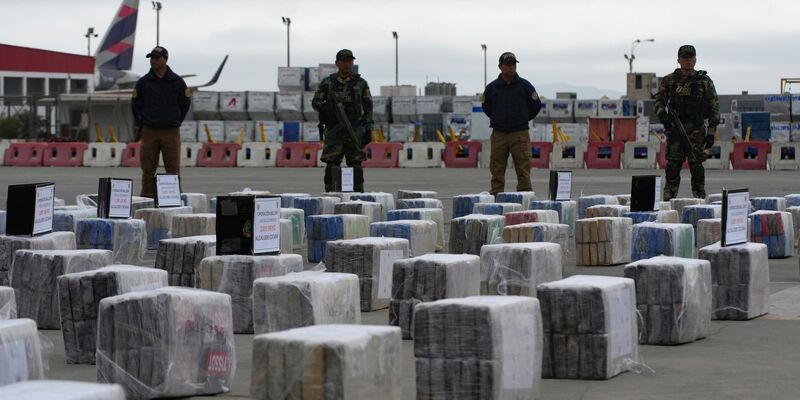 Beschlagnahmte Drogen auf der Polizeiflugbasis in Callao. - Foto: Guadalupe Pardo/AP/dpa