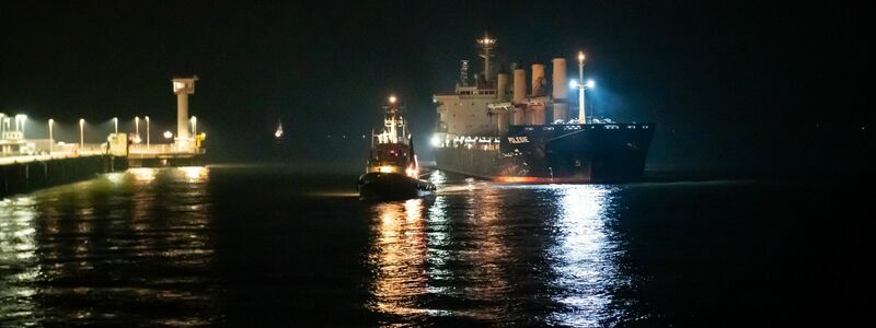 Das Frachtschiff «Polesie» wird in der Nacht von zwei Schleppern an den Kai der Seebäderbrücke gezogen. - Foto: Jonas Walzberg/dpa