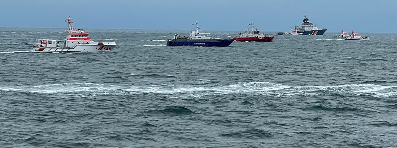 Rettungskräfte sind mit mehreren Schiffen, Tauchern und Hubschraubern im Einsatz, um nach den Schiffbrüchigen zu suchen. - Foto: Die Seenotretter – DGzRS/dpa