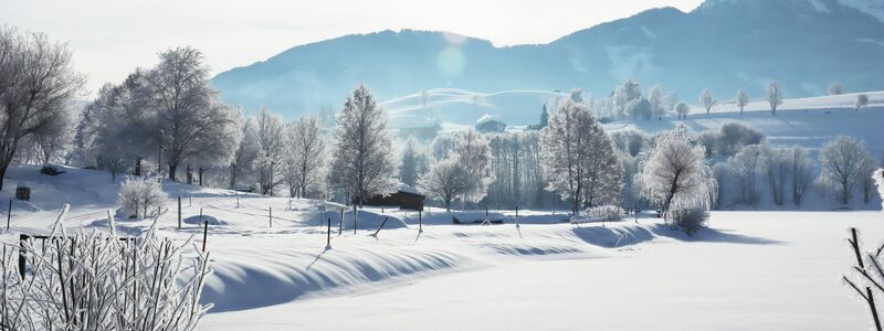 Blick über die idyllische Winterlandschaft rund um den Ritzensee im österreichischen Saalfelden. - Foto: Verena Wolff/dpa-tmn