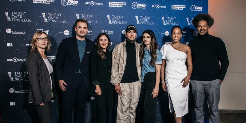 Verleihung der ersten TALENT OVER PRIVILEGE AWARDS von und für Filmschaffende mit Migrationsgeschichte powered by ARD Degeto / Auszeichnung für Tua El-Fawwal, Soleen Yusef und Tyron Ricketts - Foto: presseportal.de