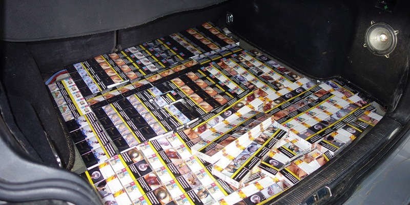 HZA-N: Zigaretten in allen Ecken: Nürnberger Zoll räumt Schmuggelfahrzeug aus - Foto: Zoll, presseportal.de