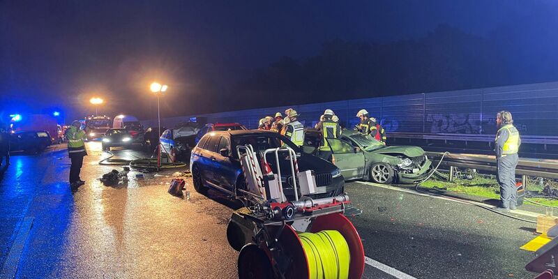 Feuerwehr und Polizei an der Unfallstelle. - Foto: Christian Müller/Westfalennews/dpa