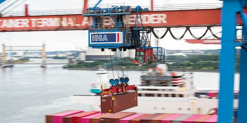 Container im Hamburger Hafen: Die Stimmung in der deutschen Wirtschaft hat sich erstmals seit einem halben Jahr verbessert. - Foto: Daniel Reinhardt/dpa