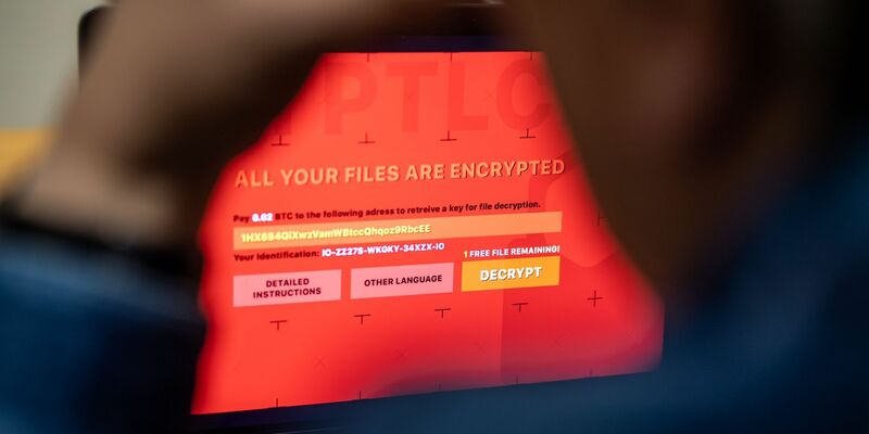 Ein Computer ist mit Ransomware befallen: Die Allianz erwartet für das laufende Jahr einen besorgniserregenden Anstieg von Cyberangriffen weltweit vor allem mit Erpressungssoftware. - Foto: Lino Mirgeler/dpa