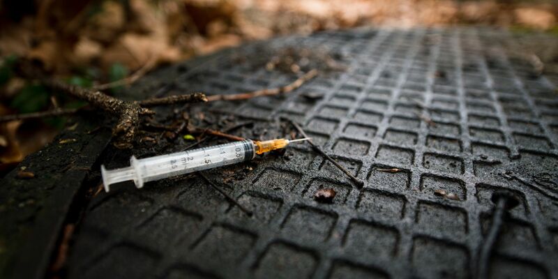 Benutzte Spritze im Gebüsch. Am häufigsten mit Todesfällen verbunden war weiterhin die Droge Heroin. - Foto: Felix Zahn/dpa