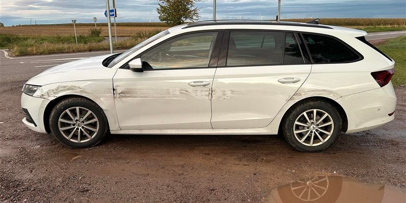 POL-PDLD: Gegen Leitplanke gedrängt - Foto: presseportal.de