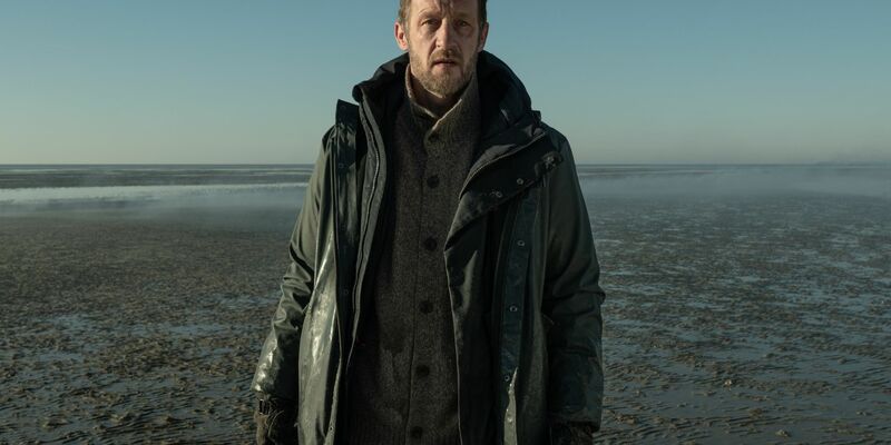 Larenz (Stephan Kampwirth) findet seinen Hund Sindbad tot im Wattenmeer. - Foto: Britta Krehl/Ziegler Film/Amazon Prime/dpa
