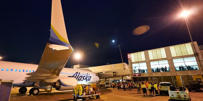 Alaska Airlines prüft nach einem Zwischenfall mit einem Fenster alle Maschinen des Typs Boeing 737-9 Max. (Archivbild) - Foto: Ted S. Warren/AP/dpa