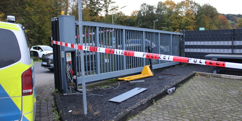 POL-RBK: Overath - Unbekannte verwüsten städtisches Gebäude bei Einbruch und entwenden ein Fahrzeug und mehrere Arbeitsgeräte - Foto: presseportal.de