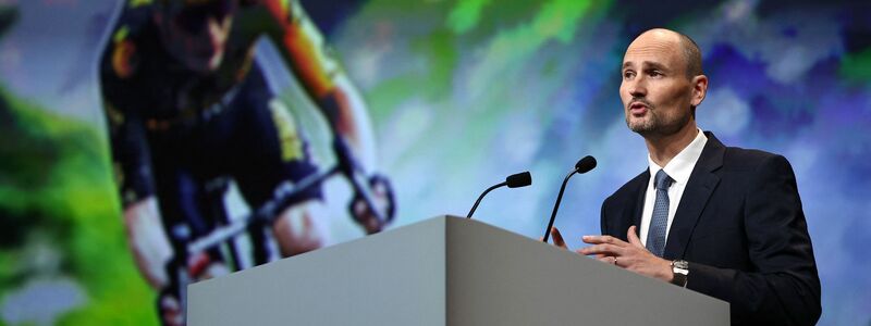 Jean-Etienne Amaury, Präsident der Amaury Sport Organisation, bei der Vorstellung der offiziellen Strecke der Tour de France 2024. - Foto: Anne-Christine Poujoulat/AFP/dpa