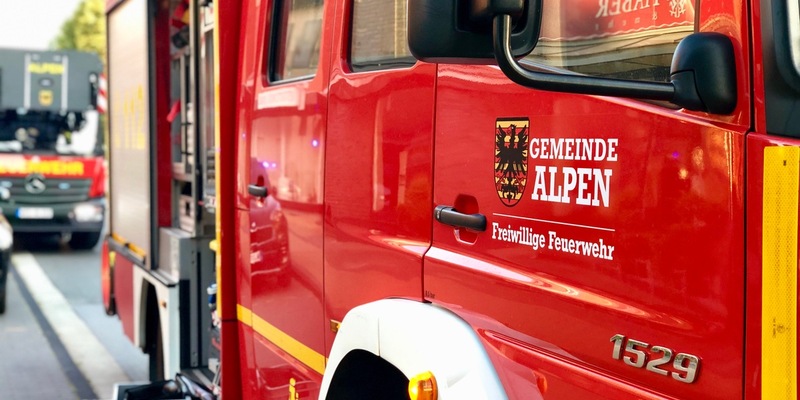 FW Alpen: Kabelbrand an einem Transporter - Foto: presseportal.de