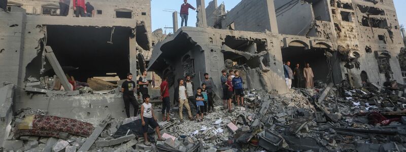 Palästinenser suchen Schutz in einer vom UNRWA betriebenen Schule im Gazastreifen. - Foto: Mohammed Talatene/dpa