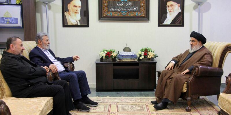 Das Foto, das vom Medienbüro der Hisbollah veröffentlicht wurde, zeigt Hisbollah-Chef Hassan Nasrallah (r-l) bei einem Treffen mit Siad Nachali, PIJ-Anführer in den Palästinensergebieten und dem Hamas-Vizechef Salih al-Aruri. - Foto: Uncredited/Hezbollah Media Relations Office/AP/dpa