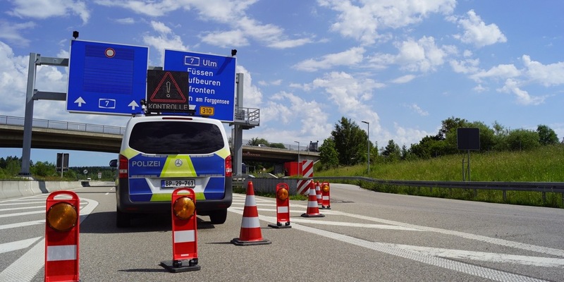 Bundespolizeidirektion München: Unter Drogeneinfluss und mit verbotenen Substanzen hinterm Steuer/ Bundespolizei findet Arzneimittel, Drogen, Bargeld und teure Uhr - Foto: presseportal.de