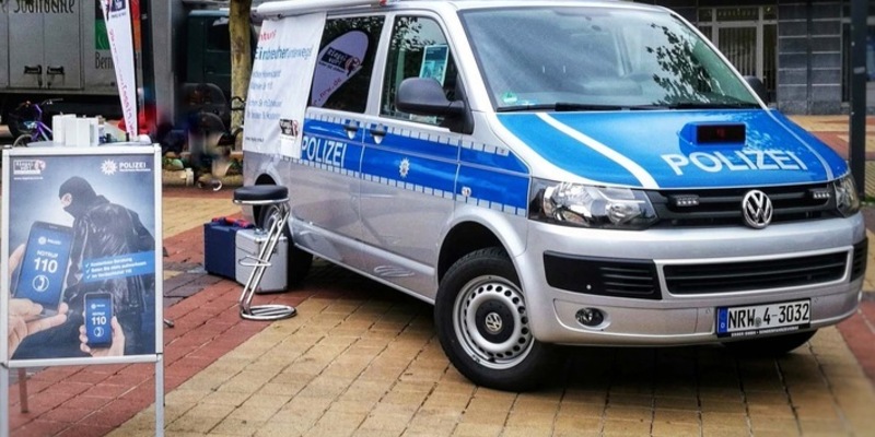 POL-DN: Plakettenübergabe und Sicherheitsberatung der Polizei Düren - Foto: presseportal.de