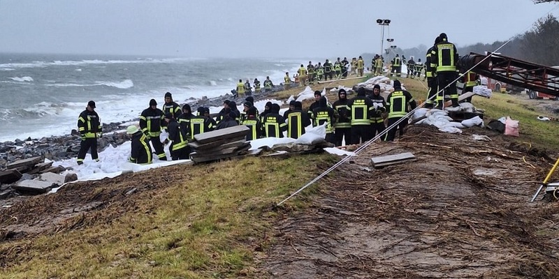 FW-SE: Kräfte aus dem Kreis Segeberg bei Deichverteidigung gefordert - Foto: presseportal.de