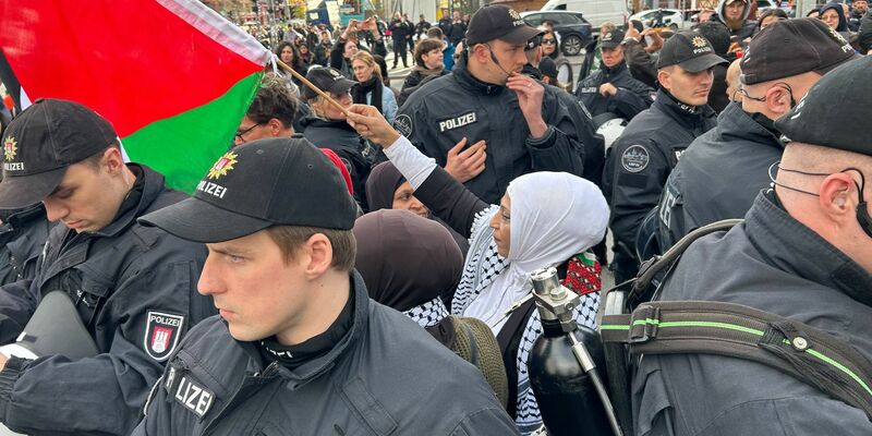 Von 35 pro-palästinensischen Kundgebungen in Berlin seit dem 24. Oktober wurde etwa die Hälfte untersagt - die Berliner Polizei betont aber, es werde jeder Einzelfall geprüft. - Foto: Sven Käuler/dpa