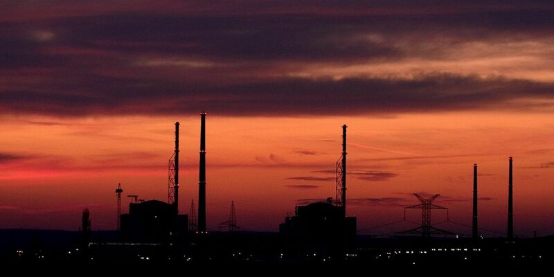 Blick auf das Atomkraftwerk Kosloduj am frühen Morgen. - Foto: epa Vassil Donev/EPA/dpa
