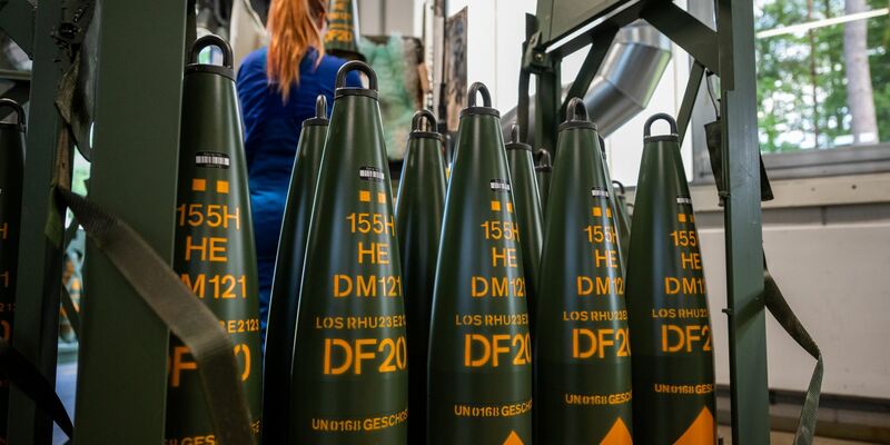 155-Millimeter Artelleriemunition wird bei Rheinmetall gefertigt. - Foto: Philipp Schulze/dpa