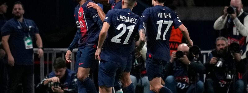 Kylian Mbappé (l) brachte PSG beim Heimsieg gegen den AC Mailand in Führung. - Foto: Thibault Camus/AP/dpa
