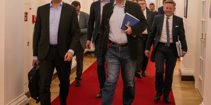 Albert Füracker, Markus Blume, Markus Söder und Tobias Reiß kommen zur Spitzenrunde bei den Koalitionsverhandlungen. - Foto: Peter Kneffel/dpa