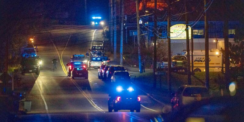Die Polizei rückt in Lewiston, Maine, an. - Foto: Robert F. Bukaty/AP/dpa