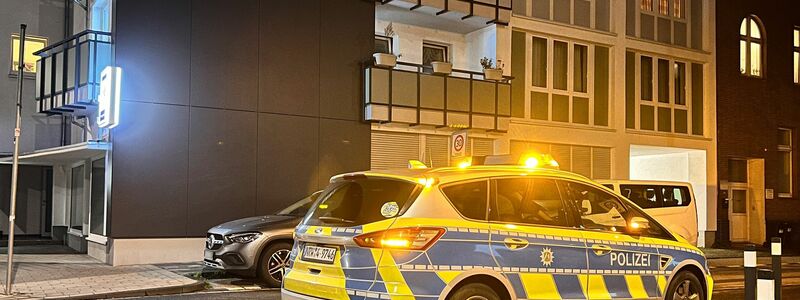 Die Polizei im Einsatz in einem Haus in Duisburg. - Foto: M. Weber/WTVnews UG Essen/dpa