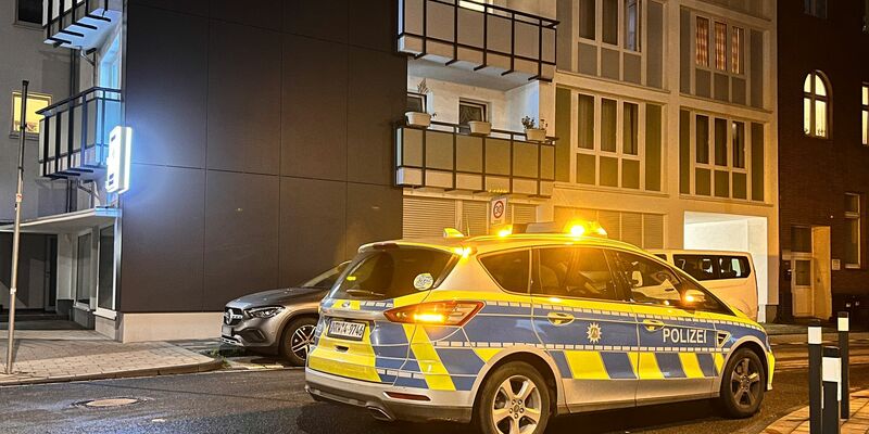 Die Polizei im Einsatz in einem Haus in Duisburg. - Foto: M. Weber/WTVnews UG Essen/dpa