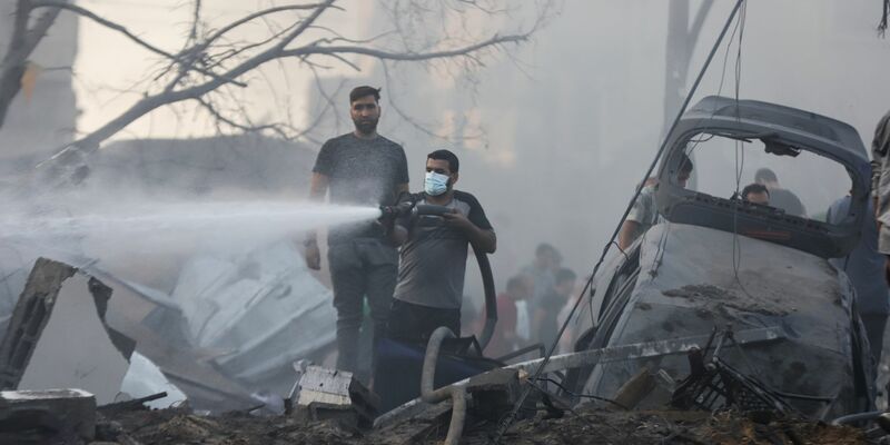 Ein Palästinenser löscht nach einem israelischen Luftangriff Brandherde in den Trümmern eines zerstörten Gebäudes im Gazastreifen. - Foto: Mohammed Abu Elsebah/dpa