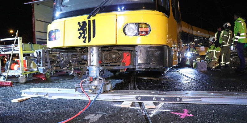 FW Dresden: Straßenbahn gleist nach Verkehrsunfall aus - Foto: presseportal.de