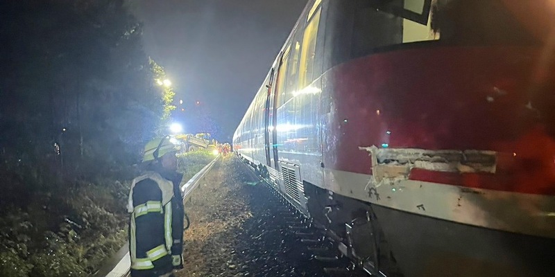 FW Bergheim: Abschlussmeldung: Kollision zwischen Regionalbahn und Erntemaschine in Bergheim - Foto: presseportal.de