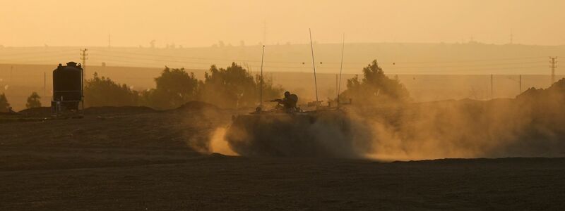 Ein Fahrzeug der israelischen Armee in der Nähe der Grenze zum Gazastreifen im Süden Israels. - Foto: Tsafrir Abayov/AP/dpa