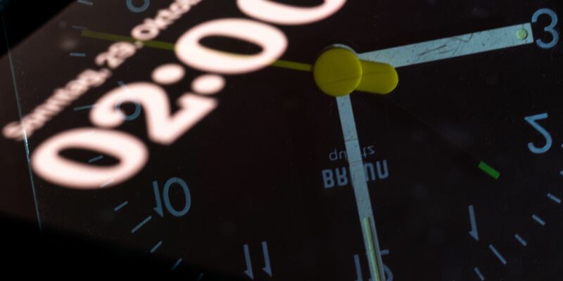 Am 29. Oktober ist die Sommerzeit vorbei. Dann werden die Uhren um 3 Uhr eine Stunde zurückgestellt. - Foto: Sebastian Gollnow/dpa