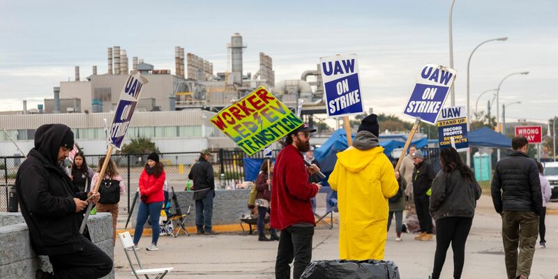 Können wieder zurück an die Arbeit gehen: Ford-Arbeiter bekommen deutlich mehr Gehalt. - Foto: Jim West/ZUMA Press Wire/dpa