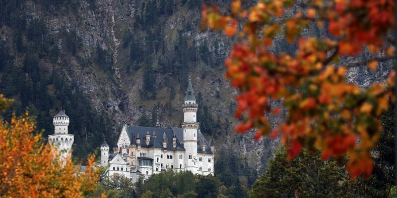 Eine Touristenattraktion als Tatort: Im Juni hatte ein Amerikaner am Schloss Neuschwanstein in Bayern zwei Touristinnen angegriffen - eine der Frauen überlebte die Attacke nicht. (Archivbild) - Foto: Karl-Josef Hildenbrand/dpa